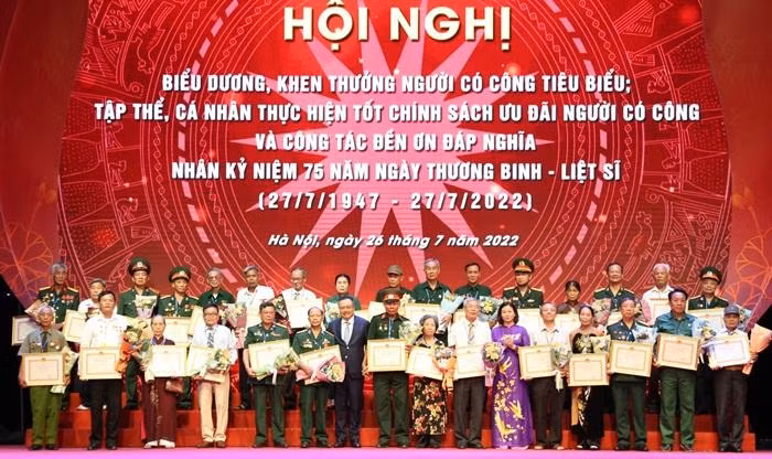 Phó Bí thư Thường trực Thành uỷ Hà Nội Nguyễn Thị Tuyến và Chủ tịch UBND thành phố Hà Nội Trần Sỹ Thanh trao tặng bằng khen của UBND thành phố Hà Nội biểu dương, khen thưởng người có công tiêu biểu
