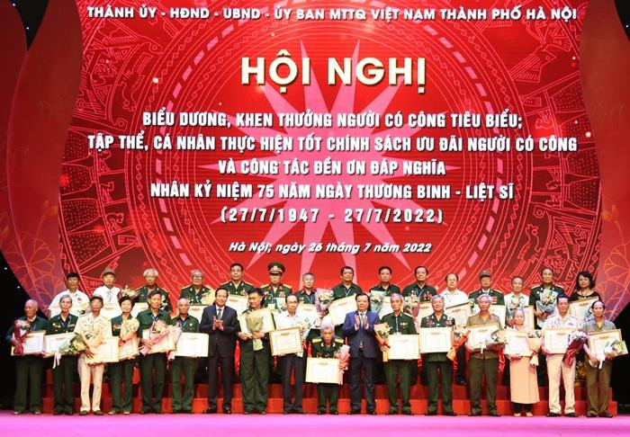 Bí thư Thành uỷ Hà Nội Đinh Tiến Dũng và Bộ trưởng Bộ LĐ-TB&amp;XH Đào Ngọc Dung trao bằng khen của Bộ LĐ-TB&amp;XH cho người có công tiêu biểu.