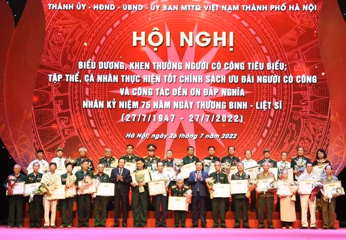 Bí thư Thành uỷ Hà Nội Đinh Tiến Dũng và Bộ trưởng Bộ LĐ-TB&amp;XH Đào Ngọc Dung trao bằng khen của Bộ LĐ-TB&amp;XH cho người có công tiêu biểu.