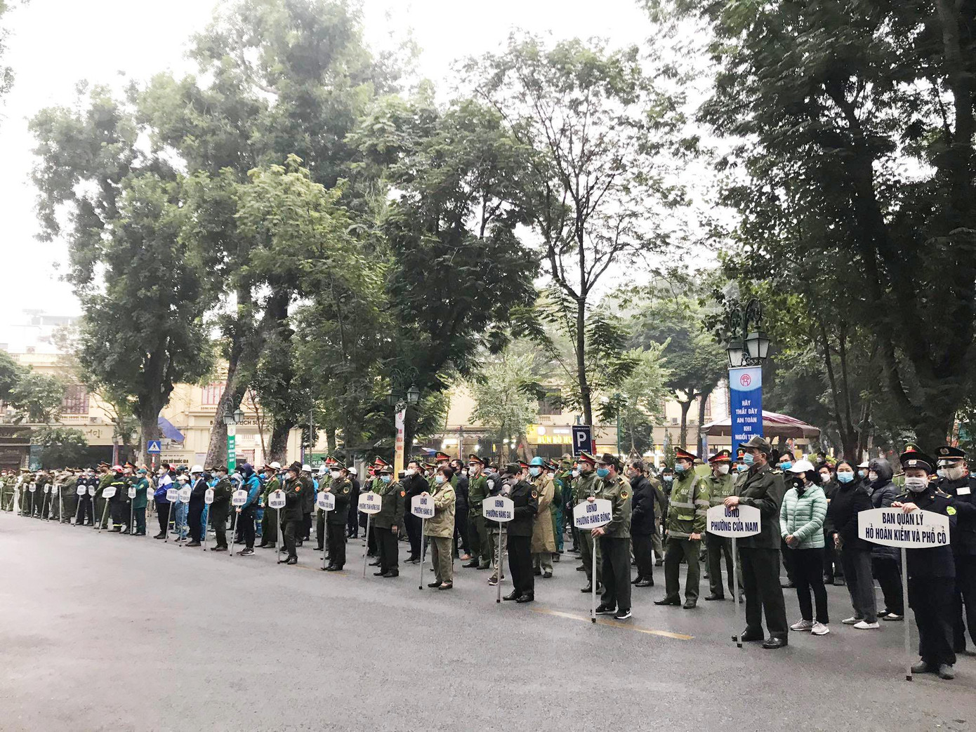 Đại diện lực lượng 18 phường và các đơn vị thuộc quận trong Lễ ra quân sáng 10/1. Ảnh: Trường Phong