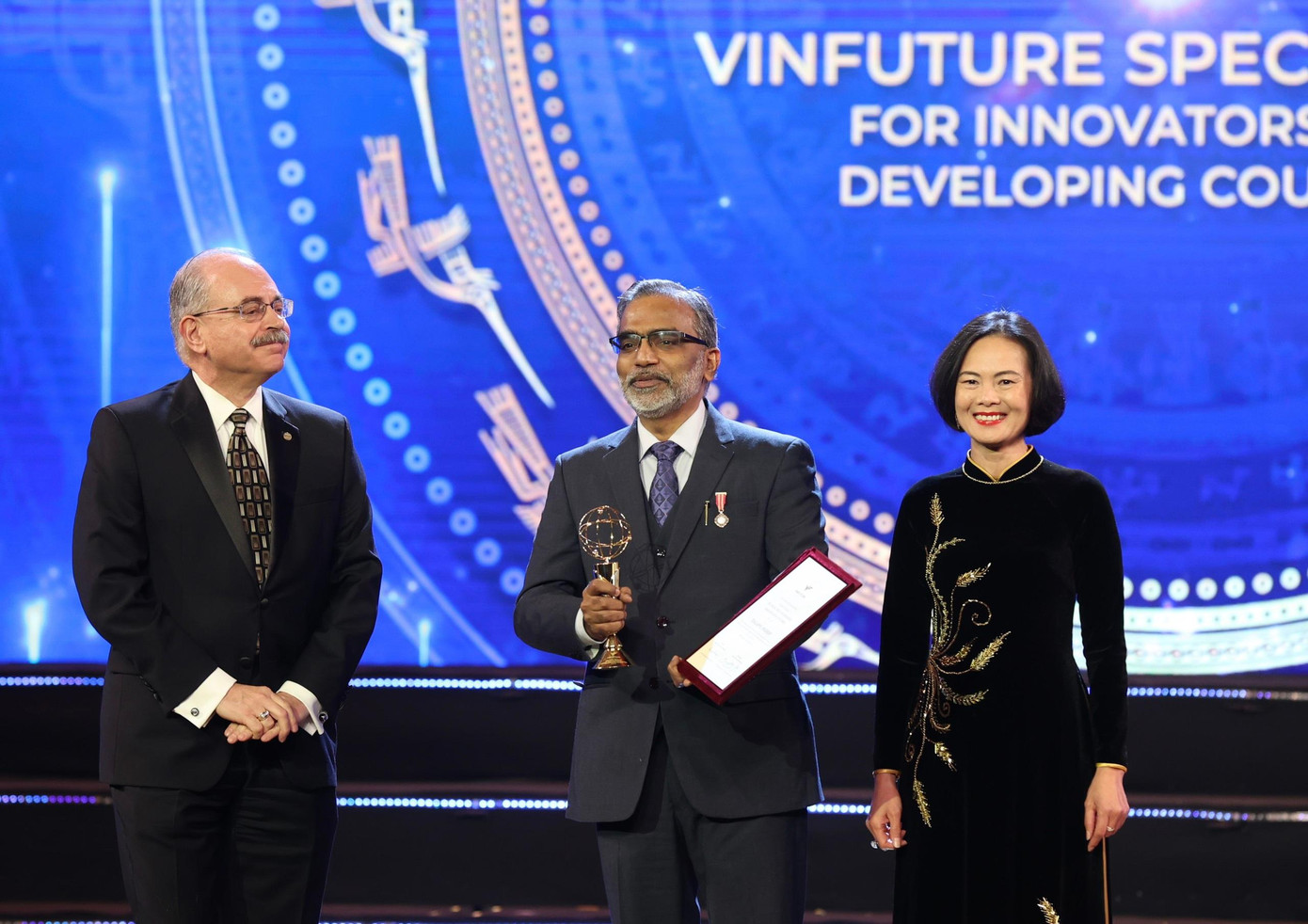 Giáo sư Thalappil Pradeep (giữa) chia sẻ, ông nhận giải thưởng với một sự khiêm tốn, bởi đây là sự ghi nhận dành cho tất cả mọi người đã hợp tác với ông. Ảnh: Như Ý