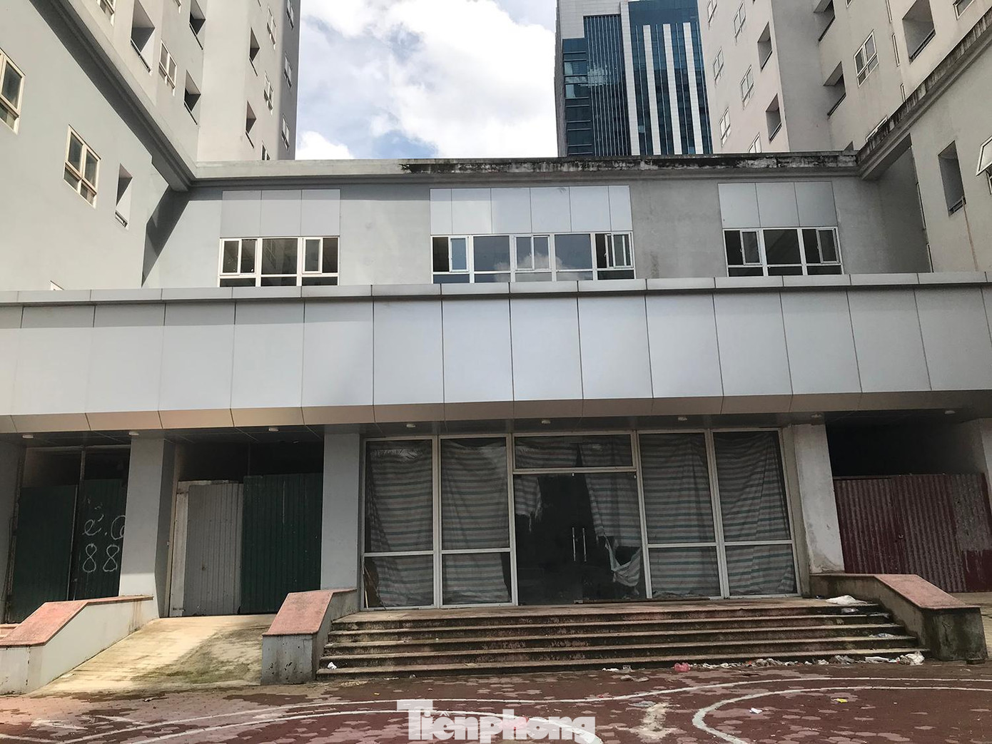 Nhiều hạng mục của khu chung cư tái định cư vẫn bỏ hoang, chưa đưa vào sử dụng. Ảnh: Trường Phong