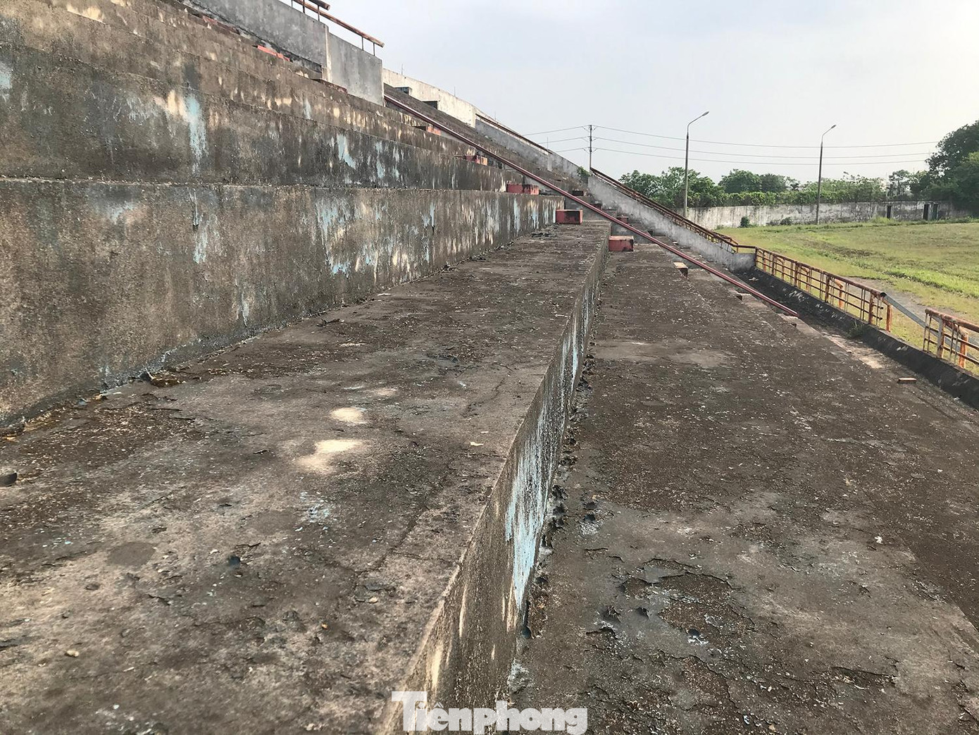 Khu vực khán đài sân vận động bị rêu mốc, dường như trải qua thời gian rất dài không được bảo dưỡng, sửa chữa. Ảnh: Trường Phong