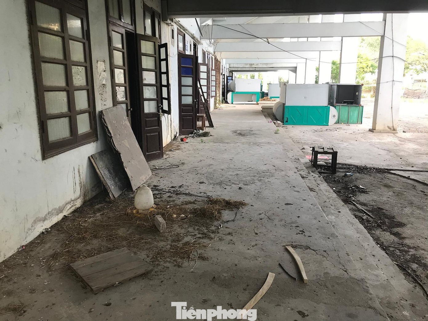 Dãy phòng phía dưới hầm khán đài sân vận động trước đây dường như được bố trí thành nơi làm việc cho lực lượng chức năng của huyện, giờ hoang hoá, hư hỏng nặng. Khuôn viên bừa bãi rác thải. Ảnh: Trường Phong