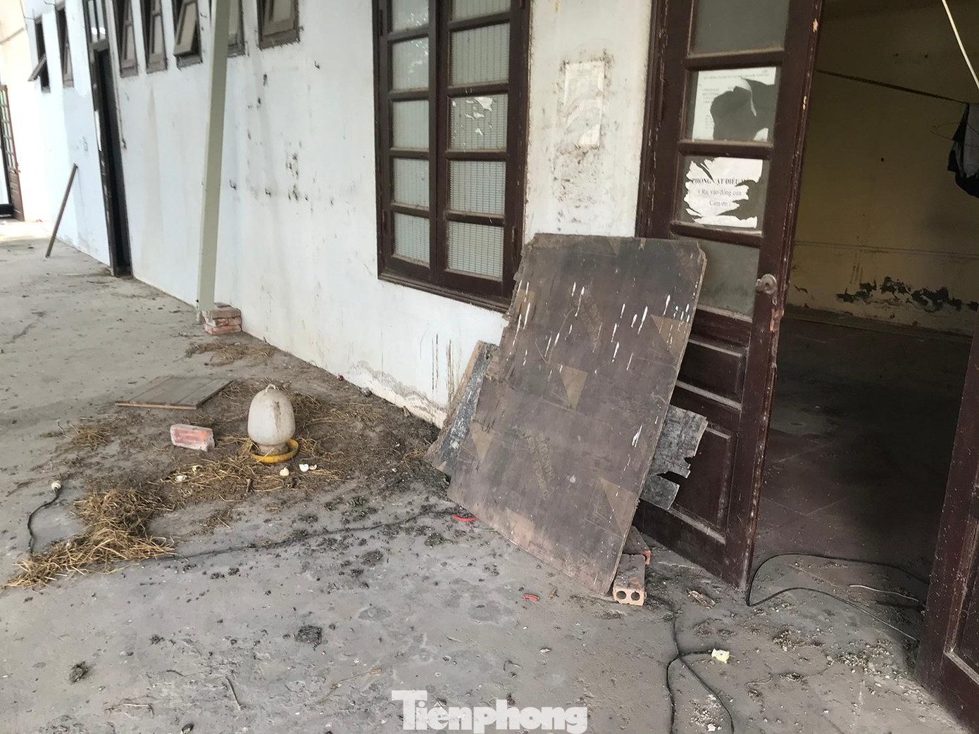 Nhiều căn phòng hư hỏng nặng, xuống cấp nghiêm trọng. Ảnh: Trường Phong