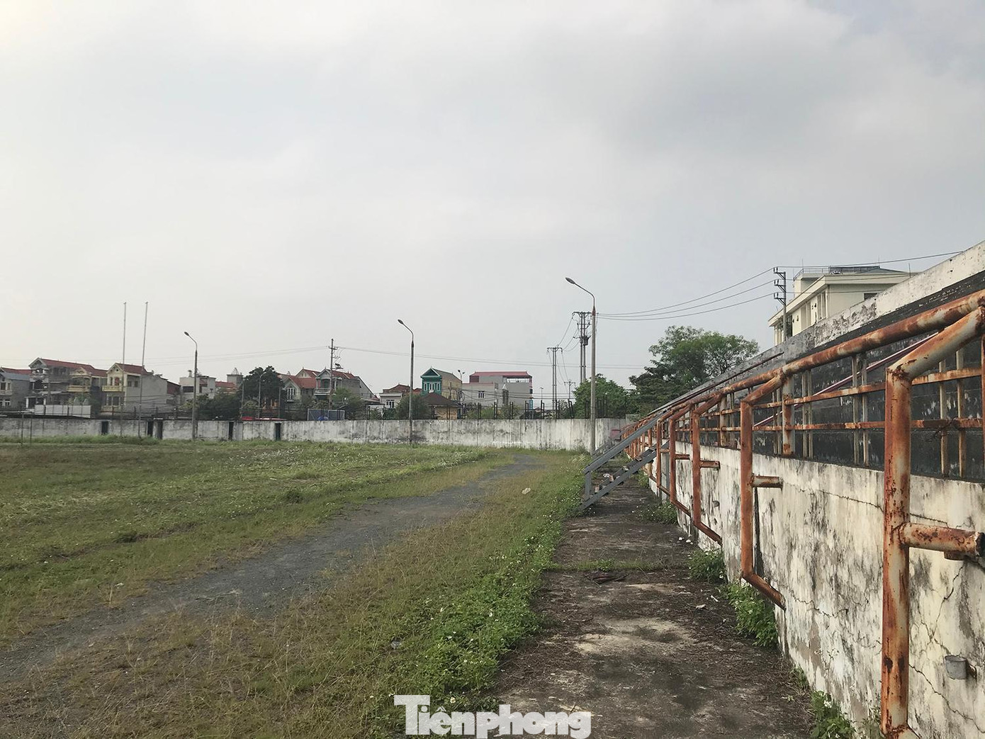 Sân vận động huyện Phúc Thọ có nhiều hạng mục đã xuống cấp, hư hỏng. Hàng rào sắt trên khán đài hoen gỉ. Ảnh: Trường Phong