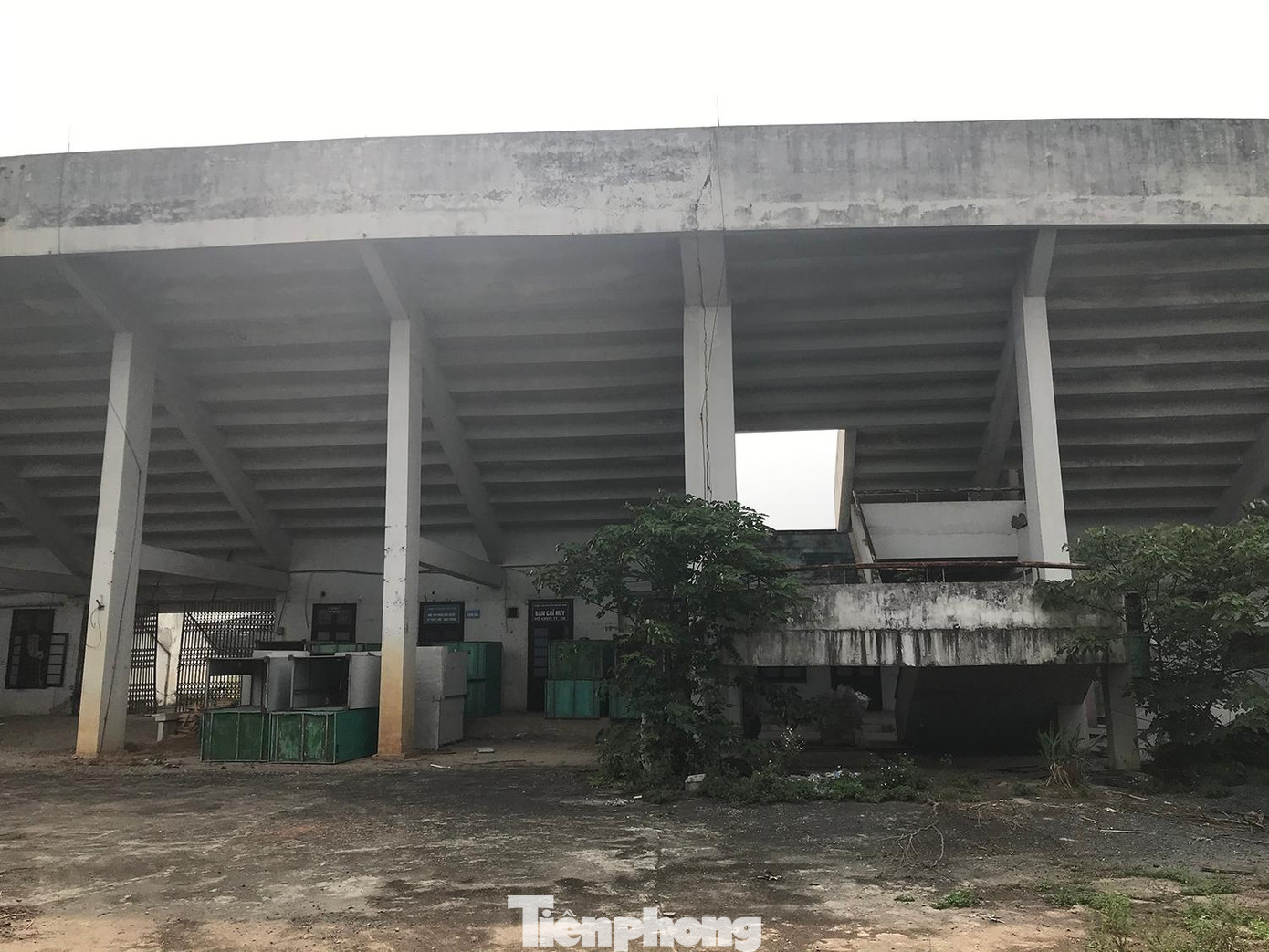 Vẻ nhếch nhác trong khuôn viên sân vận động huyện Phúc Thọ. Ảnh: Trường Phong