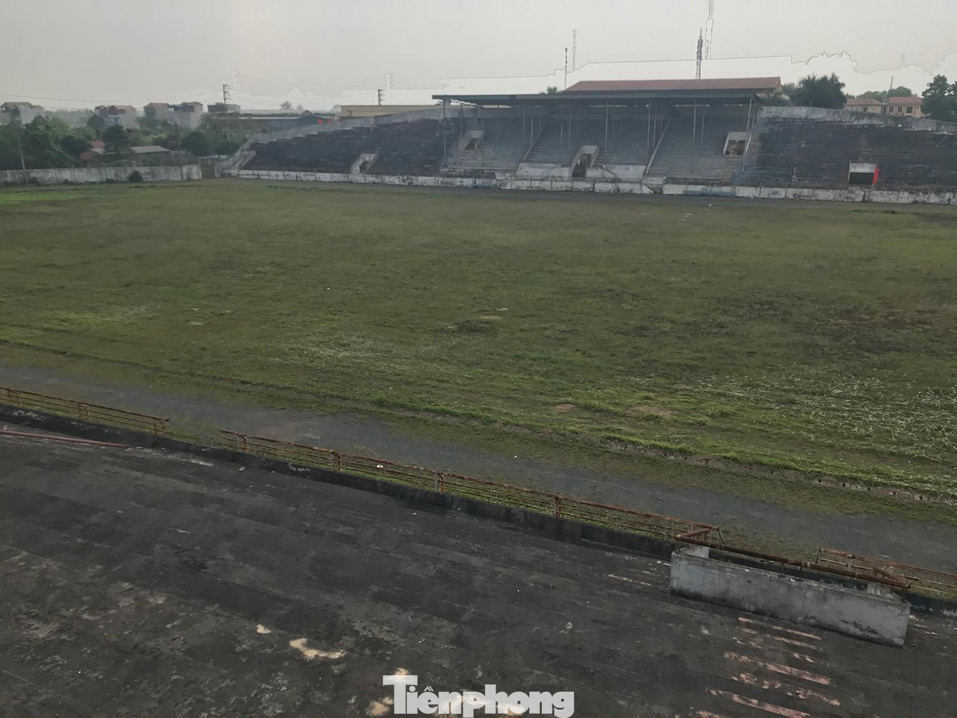 Bên trong sân vận động Phúc Thọ thể hiện sự xuống cấp nghiêm trọng, nhiều hạng mục hư hỏng, dường như lâu ngày không được bảo dưỡng, sửa chữa. Ảnh: Trường Phong