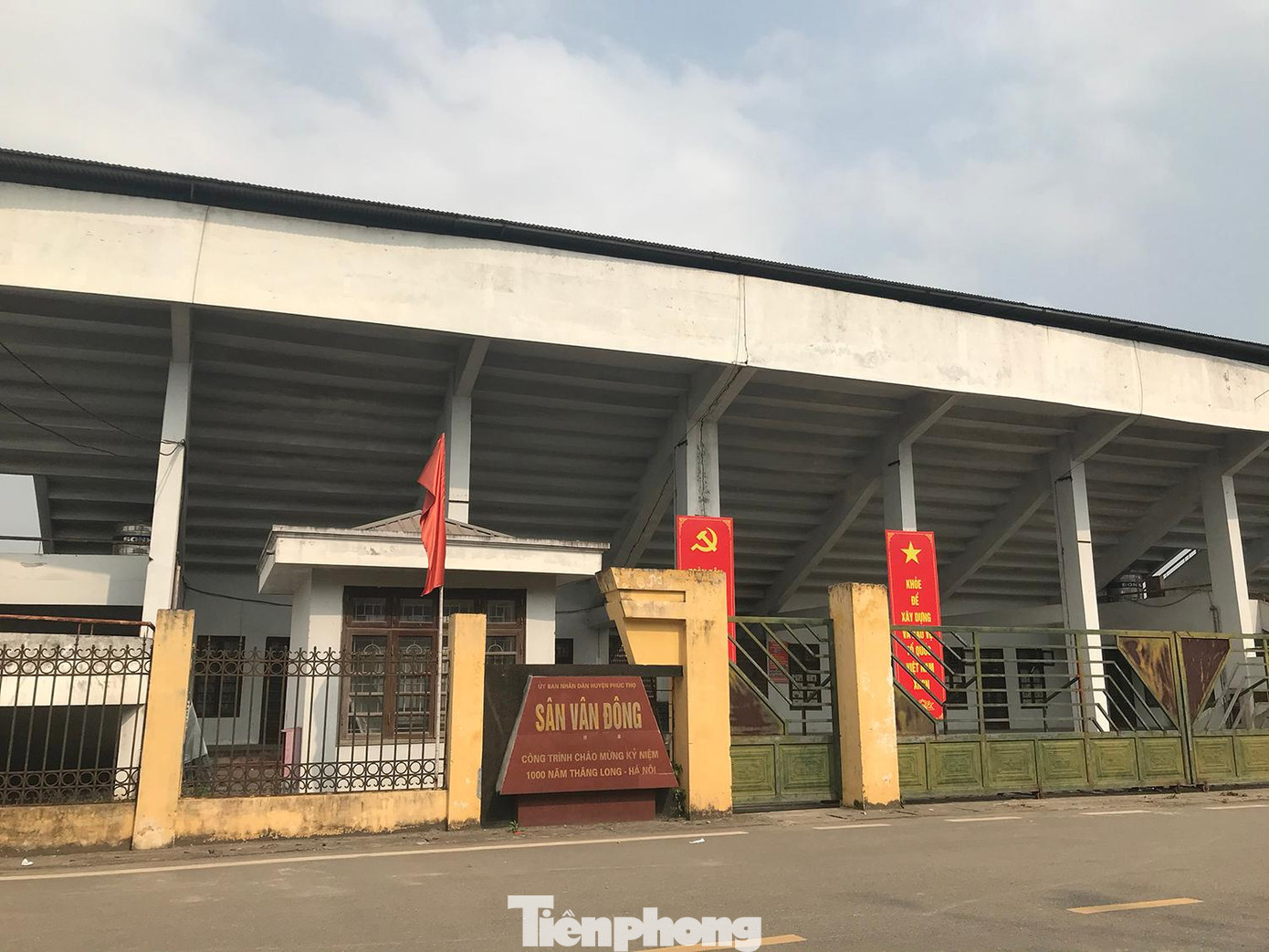 Theo ghi nhận của phóng viên Tiền Phong vào dịp cuối tháng 4/2022, ở phía chính diện sân vận động, tấm biển “Công trình kỷ niệm 1000 năm Thăng Long – Hà Nội” vẫn còn khá mới. Ảnh: Trường Phong