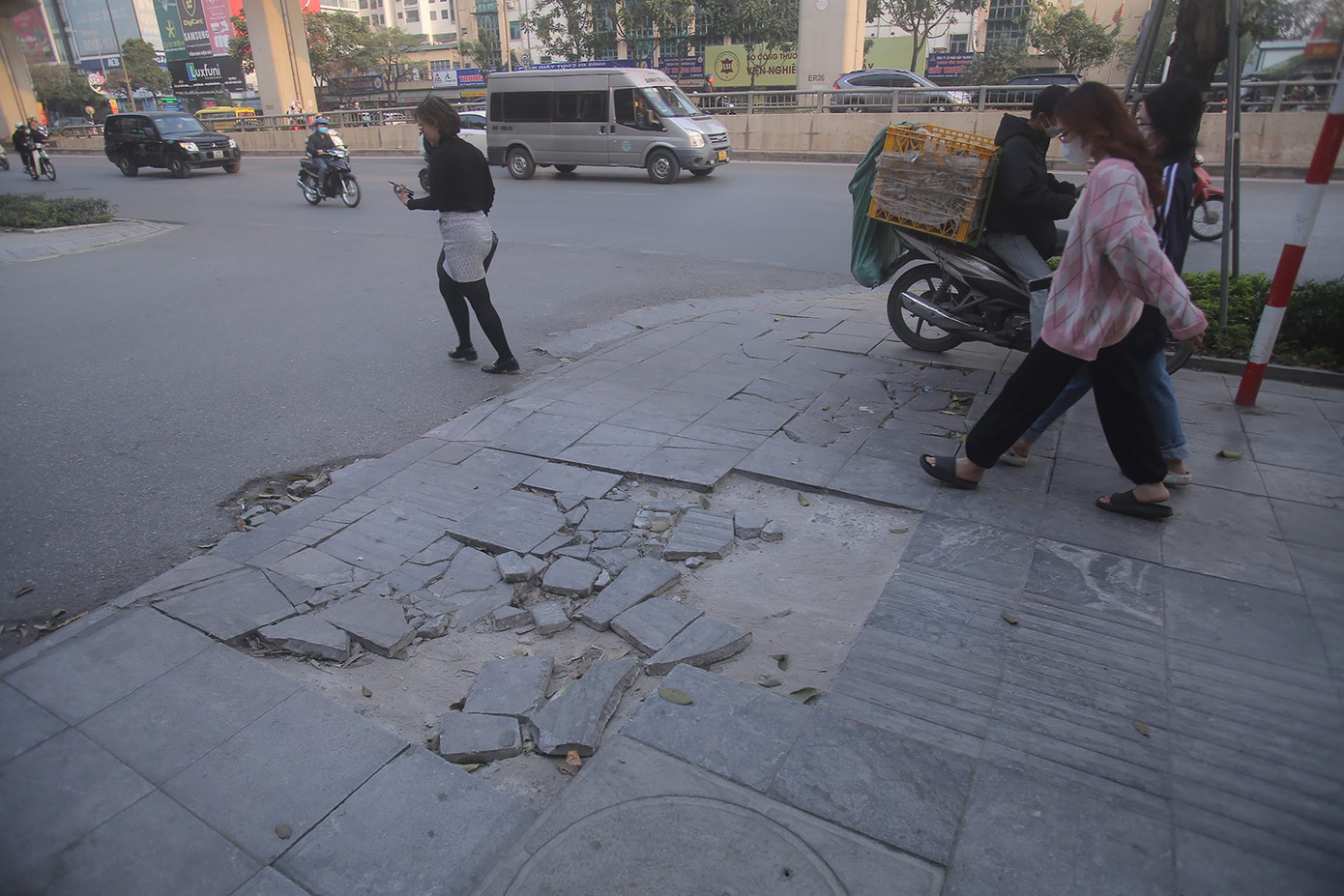 Theo ghi nhận, nhiều đoạn vỉa hè tuyến Nguyễn Trãi được lát đá tự nhiên, đưa vào sử dụng từ năm 2018 đã hư hỏng, xuống cấp nghiêm trọng. Ảnh: Duy Phạm