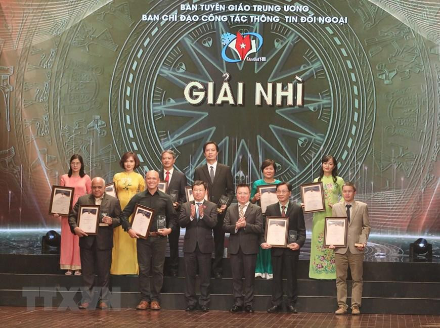 Các tác giả, nhóm tác giả nhận giải Nhì, trong đó có báo Tiền Phong với loạt bài về Bảo vệ nền tảng tư tưởng của Đảng. Ảnh: TTXVN Các tác giả, nhóm tác giả nhận giải Nhì, trong đó có báo Tiền Phong với loạt bài về Bảo vệ nền tảng tư tưởng của Đảng. Ảnh: TTXVN