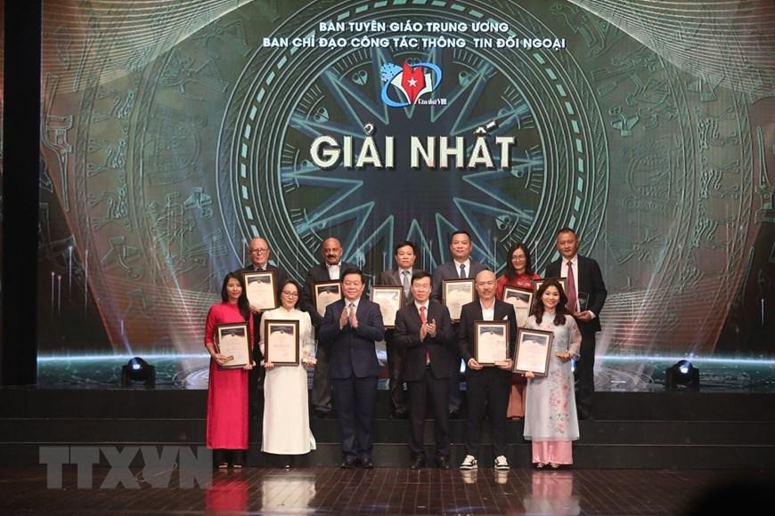 Thường trực Ban Bí thư Võ Văn Thưởng và Trưởng Ban Tuyên giáo T.Ư Nguyễn Trọng Nghĩa trao giải cho các tác giả, nhóm tác giả đạt giải Nhất. Ảnh: TTXVN Thường trực Ban Bí thư Võ Văn Thưởng và Trưởng Ban Tuyên giáo T.Ư Nguyễn Trọng Nghĩa trao giải cho các tác giả, nhóm tác giả đạt giải Nhất. Ảnh: TTXVN