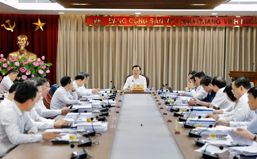 Bí thư Thành uỷ Hà Nội Đinh Tiến Dũng chủ trì họp Ban Thường vụ Thành uỷ Hà Nội. Ảnh: HNM