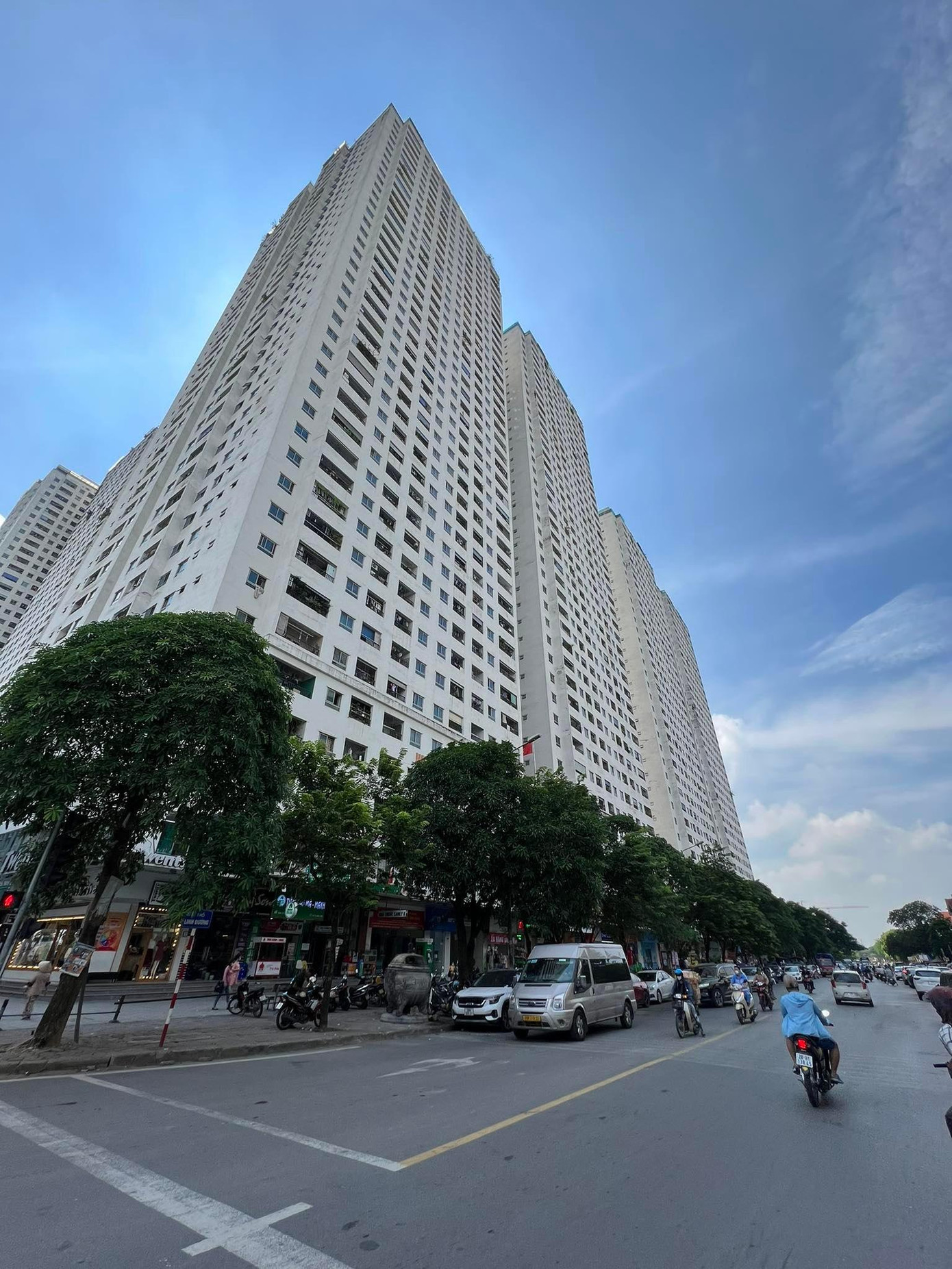 Tổ hợp chung cư HH Linh Đàm gồm 12 toà nhà cao tầng với hàng vạn cư dân. Ảnh: PV