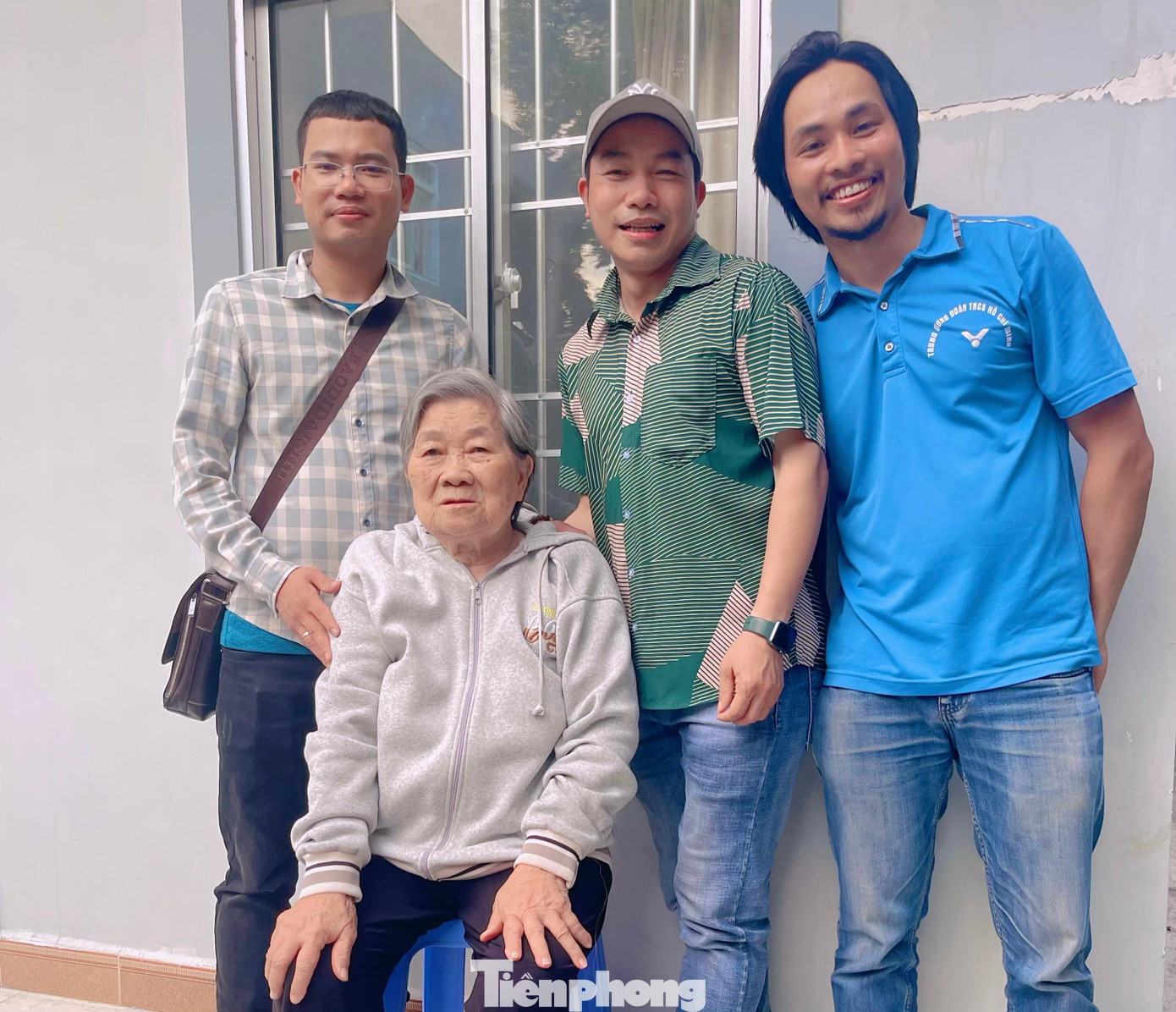 Bà Nguyễn Thị Ni chụp ảnh cùng nhóm phóng viên báo Tiền Phong. Ảnh: Nguyên Anh Bà Nguyễn Thị Ni chụp ảnh cùng nhóm phóng viên báo Tiền Phong. Ảnh: Nguyên Anh