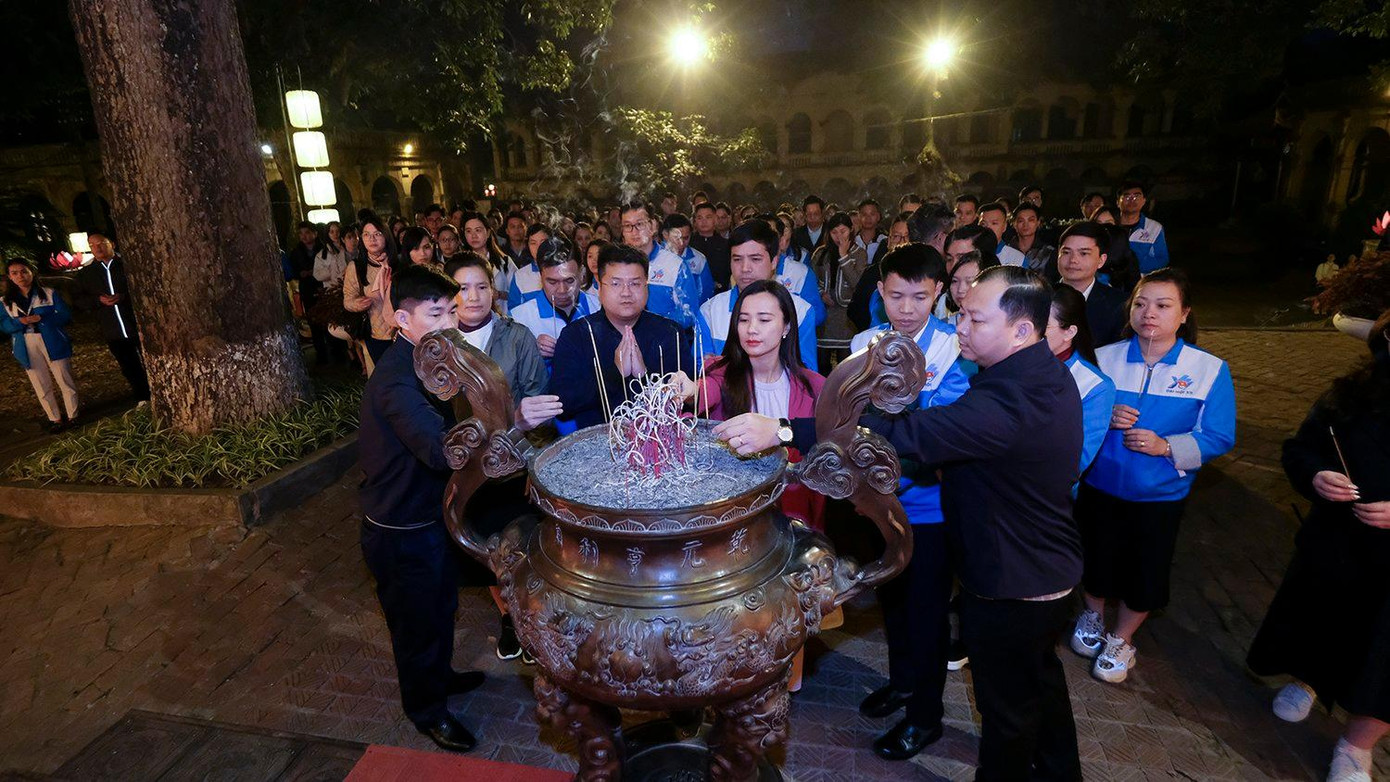 Các đại biểu dâng hương tưởng nhớ các vị tiền nhân ở Điện Kính Thiên. Ảnh: Hoàng Mạnh Thắng