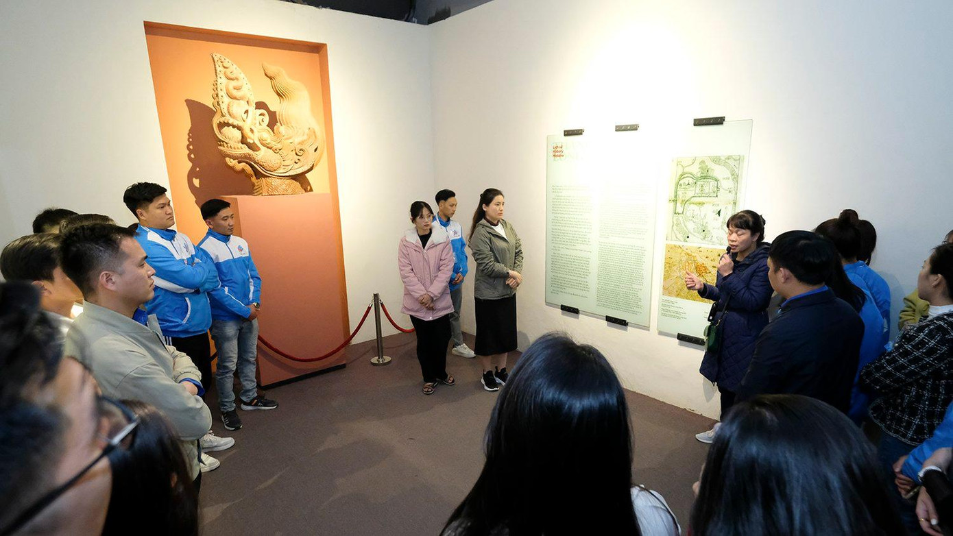 Do số lượng đại biểu tham dự khá đông (khoảng 300 người), các nhân viên hướng dẫn của Hoàng thành Thăng Long phải chia thành nhiều tốp để hướng dẫn các đại biểu.