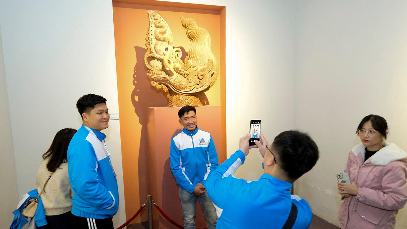 Đại biểu hào hứng trải nghiệm, tham quan, chụp ảnh tại Hoàng thành Thăng Long. Ảnh: Hoàng Mạnh Thắng