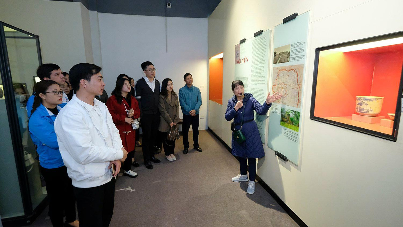 Chia sẻ với phóng viên Tiền Phong, nhiều đại biểu cho rằng, việc trải nghiệm, chiêm ngưỡng các hiện vật lịch sử tại Hoàng thành Thăng Long giúp họ thêm tự hào về lịch sử của dân tộc, thêm yêu quê hương, đất nước. Ảnh: Hoàng Mạnh Thắng