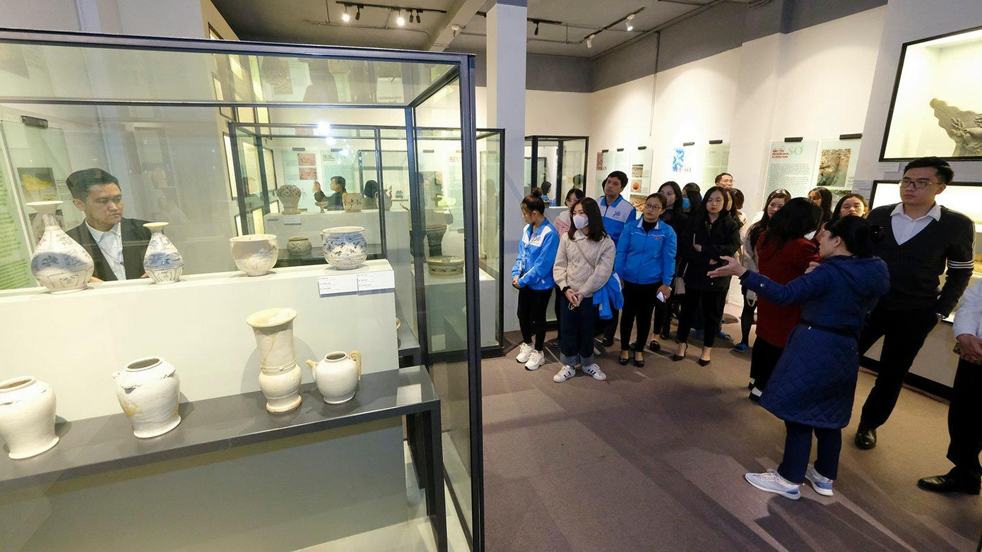 Qua các hiện vật được trưng bày, với thông tin chi tiết từ các hướng dẫn viên, các đại biểu như được "chứng kiến" những thước phim lịch sử ở Hoàng thành Thăng Long qua nhiều thế kỷ.