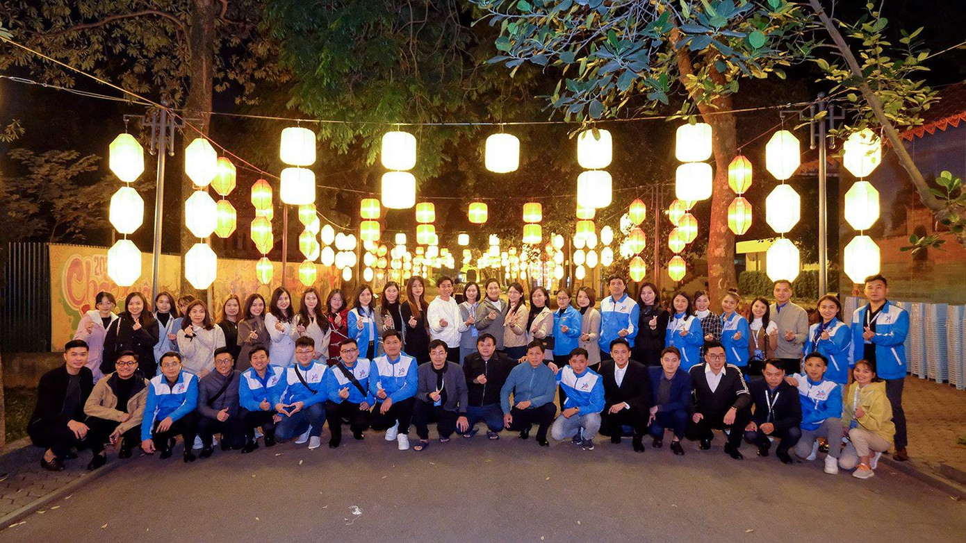 Các đại biểu chụp ảnh lưu niệm tại Hoàng thành Thăng Long. Nhiều đại biểu chia sẻ, chuyến trải nghiệm giúp họ có thêm thông tin về lịch sử, bồi đắp thêm lòng tự hào, tự tôn dân tộc. Những kiến thức thu nhận được từ chuyến trải nghiệm, qua công tác Đoàn, phong trào thanh thiếu nhi tại địa phương, sẽ tiếp tục lan tỏa đến các đoàn viên, thanh niên... Ảnh: Hoàng Mạnh Thắng