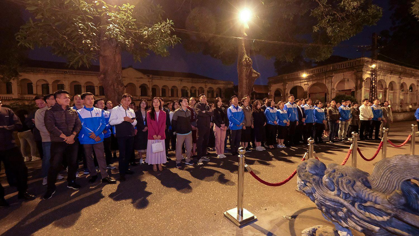 Các đại biểu cũng được giới thiệu, tham quan khu vực Điện Kính Thiên trong Hoàng thành Thăng Long. Ảnh: Hoàng Mạnh Thắng