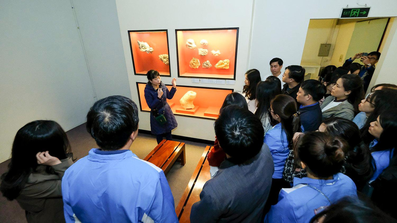 Sau khi nghe giới thiệu về Hoàng thành Thăng Long, cổng Đoan Môn, đặc điểm thiết kế của khu vực Hoàng thành Thăng Long, các đại biểu được chiêm ngưỡng các hiện vật lịch sử tại khu trưng bày "Lịch sử nghìn năm từ lòng đất" - gồm các hiện vật được khai quật khảo cổ trải qua các thời kỳ phát triển của lịch sử Việt Nam. Ảnh: Hoàng Mạnh Thắng