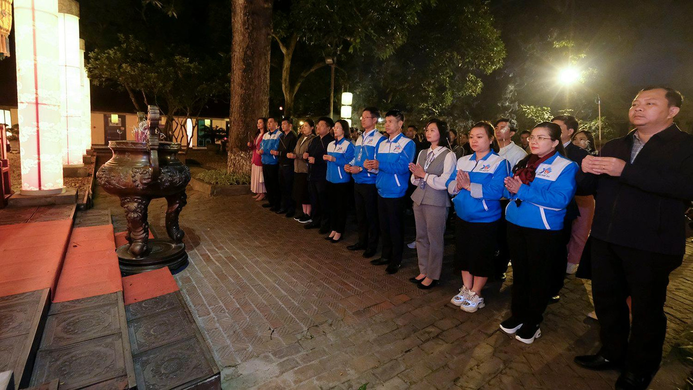 Năm 1816, tòa điện này được vua Gia Long cho xây dựng lại. Điện Kính Thiên trở thành hành cung cho các vị vua triều Nguyễn mỗi khi tuần du ra Bắc. Vua Thiệu Trị đã cho đổi tên Điện Kính Thiên thành Long Thiên vào năm 1841. Năm 1886, Điện bị thực dân Pháp phá huỷ để xây nhà ban chỉ huy pháo binh, hiện chỉ còn di tích thềm bậc và nền Điện (trong khu Thành cổ Hà Nội ngày nay). Đôi rồng chầu và bậc thềm đá phía trước Điện được giữ nguyên từ thời Lê Sơ (thế kỷ 15) cho đến nay. Trong ảnh, các đại biểu dâng hương trước Điện Kính Thiên.