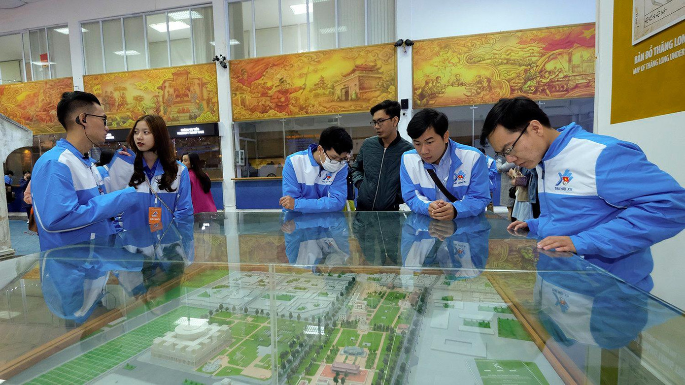 Các đại biểu xem mô hình khu vực Hoàng thành Thăng Long trước giờ trải nghiệm Đêm giải mã Hoàng thành Thăng Long.