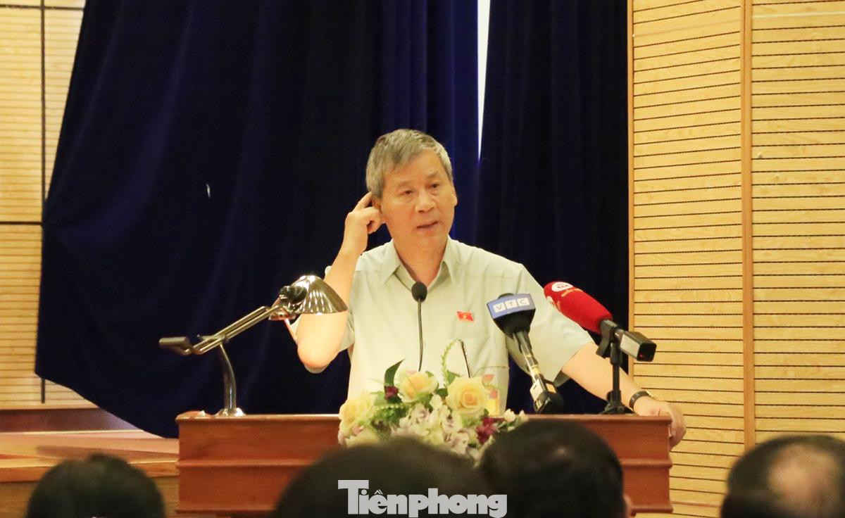 Ông Nguyễn Anh Trí trao đổi với cử tri tại hội nghị. Ảnh: PV