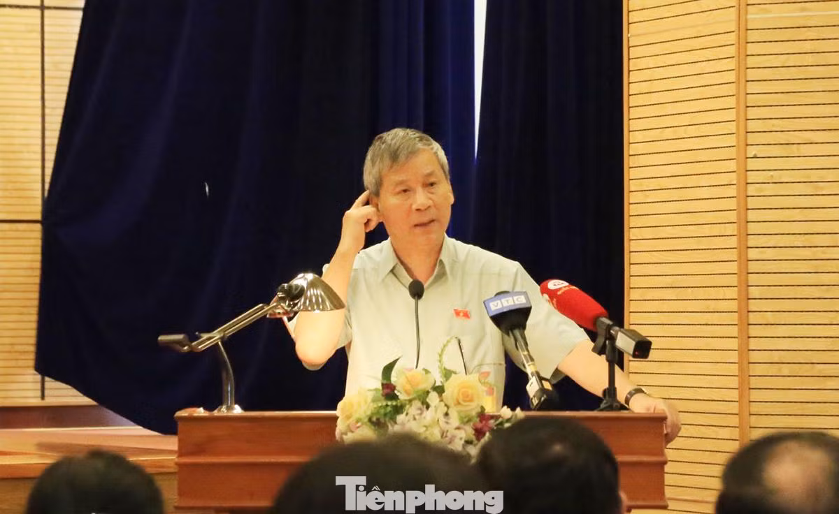 Ông Nguyễn Anh Trí trao đổi với cử tri tại hội nghị. Ảnh: PV Ông Nguyễn Anh Trí trao đổi với cử tri tại hội nghị. Ảnh: PV