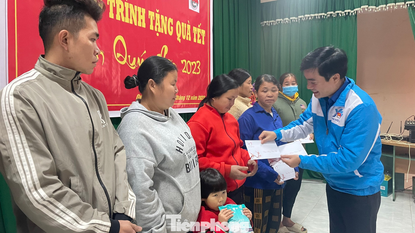 Bí thư Tỉnh đoàn Thanh Hoá Lê Văn Châu trao quà cho các hộ gia đình.