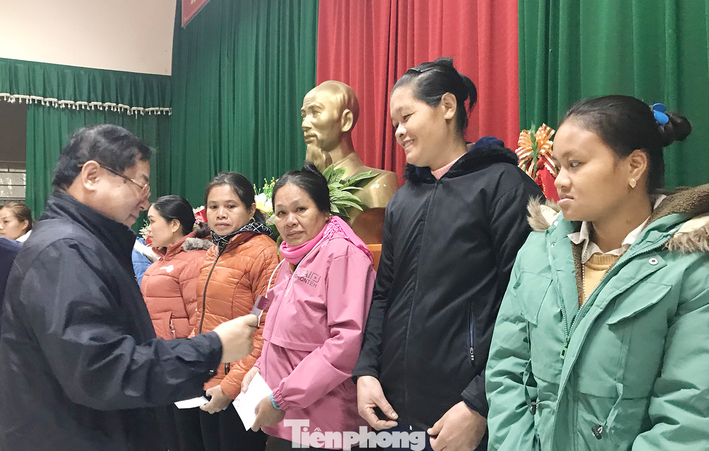 Tổng Biên tập báo Tiền Phong Lê Xuân Sơn trao quà cho các hộ gia đình có hoàn cảnh khó khăn xã Thiên Phủ.