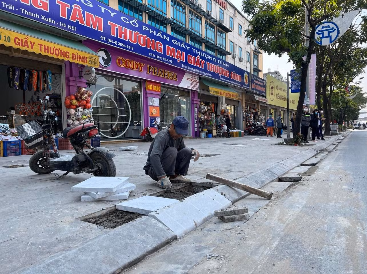 Sửa chữa vỉa hè đường Nguyễn Trãi. Ảnh: Đình Trường