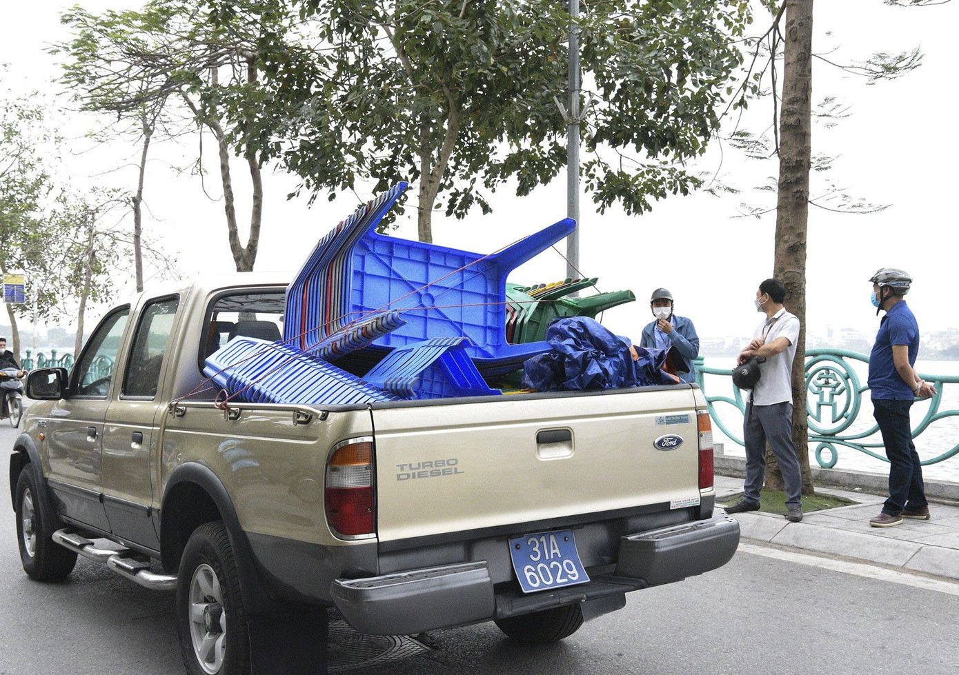 Bàn ghế các hộ kinh doanh vi phạm bị lực lượng chức năng thu giữ, xử lý. Ảnh: Duy Phạm