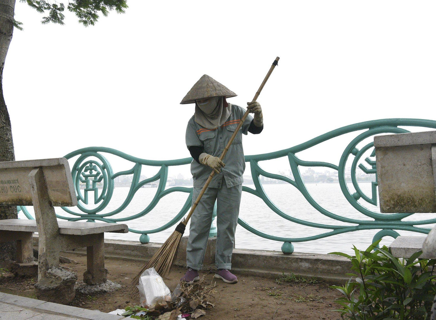 Lãnh đạo phường Nhật Tân cho biết, sẽ không để hiện tượng tái lấn chiếm hàng ghế đá để kinh doanh trên địa bàn tái diễn. Ảnh: Duy Phạm