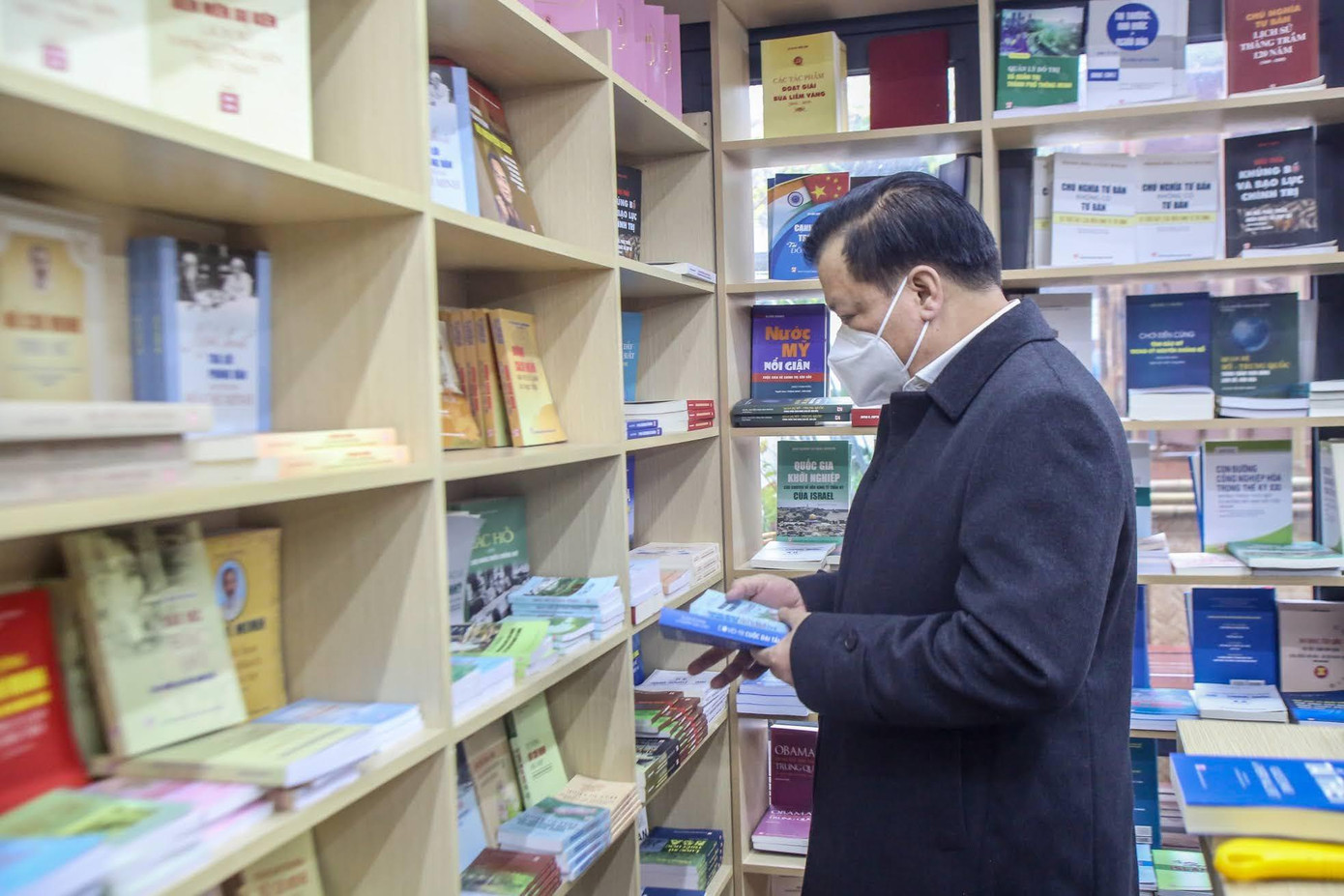 Bí thư Hà Nội Đinh Tiến Dũng trong không gian Phố Sách Hà Nội. Ảnh: Duy Phạm Bí thư Hà Nội Đinh Tiến Dũng trong không gian Phố Sách Hà Nội. Ảnh: Duy Phạm