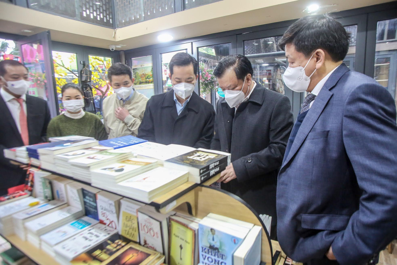 Bí thư Thành uỷ Hà Nội Đinh Tiến Dũng thăm quan gian sách tại Phố Sách. Ảnh: Duy Phạm Bí thư Thành uỷ Hà Nội Đinh Tiến Dũng thăm quan gian sách tại Phố Sách. Ảnh: Duy Phạm
