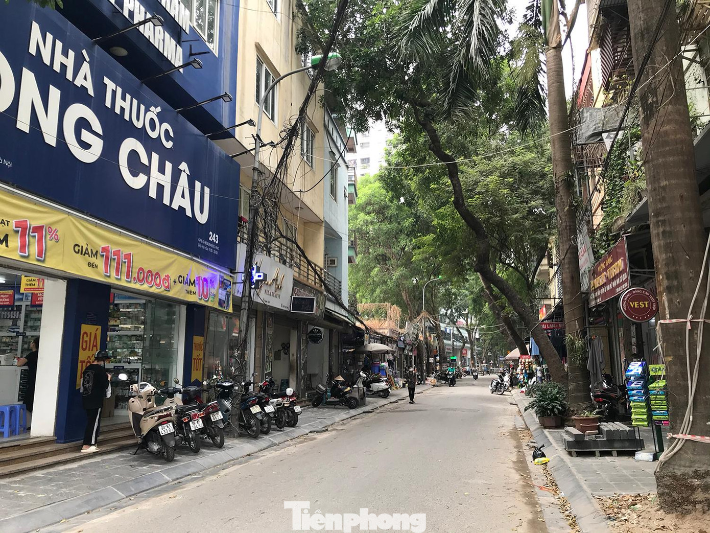 Một số tuyến đường trong Khu đô thị Định Công dù đã cải tạo xong vỉa hè vẫn tồn tại nhiều dây điện, dây cáp. Ảnh: Trường Phong Một số tuyến đường trong Khu đô thị Định Công dù đã cải tạo xong vỉa hè vẫn tồn tại nhiều dây điện, dây cáp. Ảnh: Trường Phong