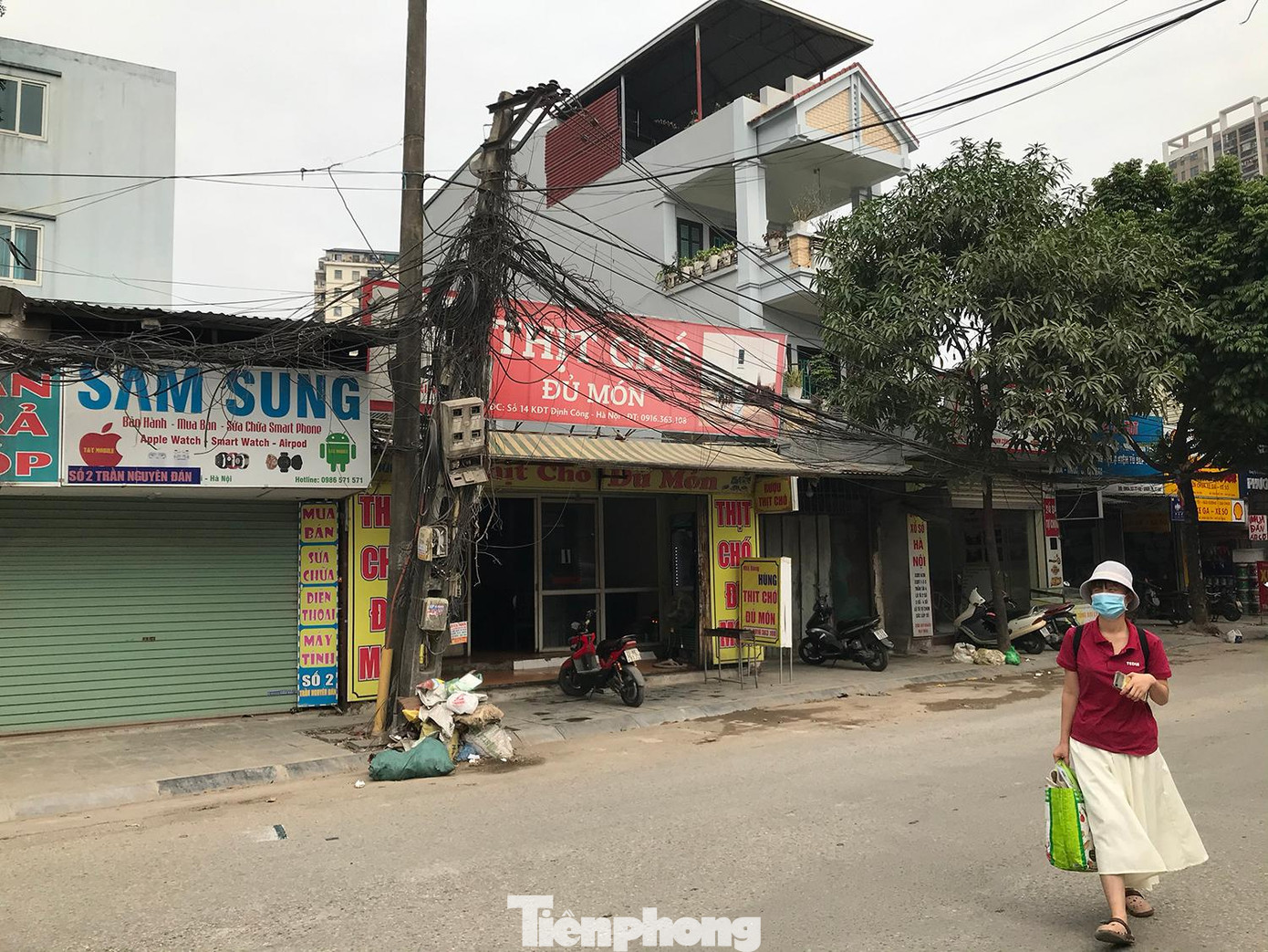 Việc còn dây điện, dây cáp này dấy lên lo ngại trong tương lai sẽ phải tiếp tục đào vỉa hè lên lát lại, gây lãng phí lớn. Ảnh: Trường Phong Việc còn dây điện, dây cáp này dấy lên lo ngại trong tương lai sẽ phải tiếp tục đào vỉa hè lên lát lại, gây lãng phí lớn. Ảnh: Trường Phong