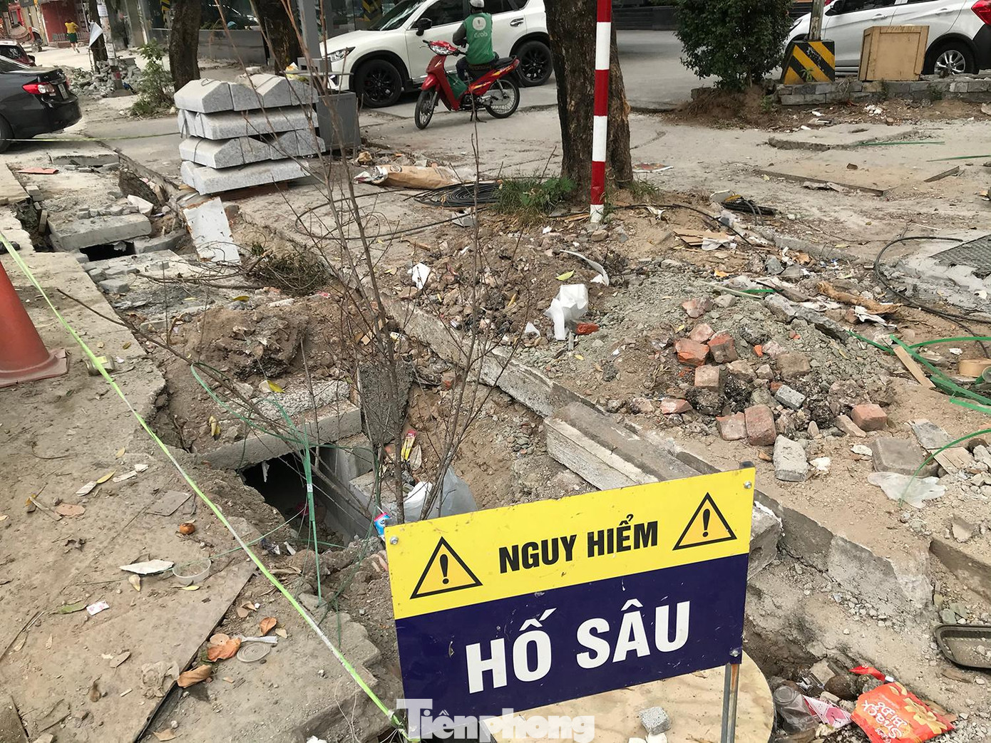 Hệ thống cống đang thi công được cảnh báo sơ sài. Ảnh: Trường Phong Hệ thống cống đang thi công được cảnh báo sơ sài. Ảnh: Trường Phong