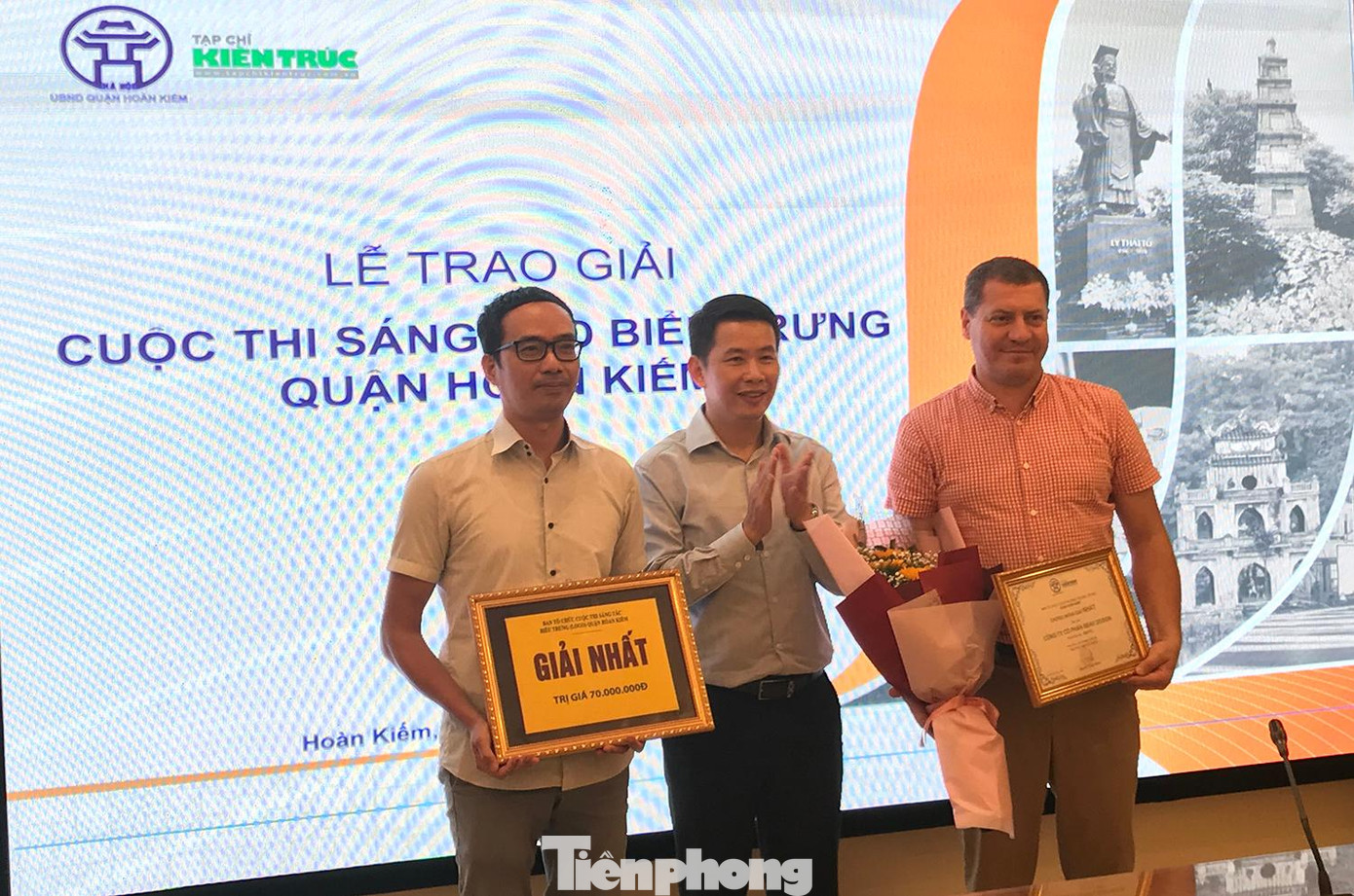 Chủ tịch UBND quận Hoàn Kiếm Phạm Tuấn Long trao giải cho đơn vị đạt giải nhất. Ảnh: Trường Phong