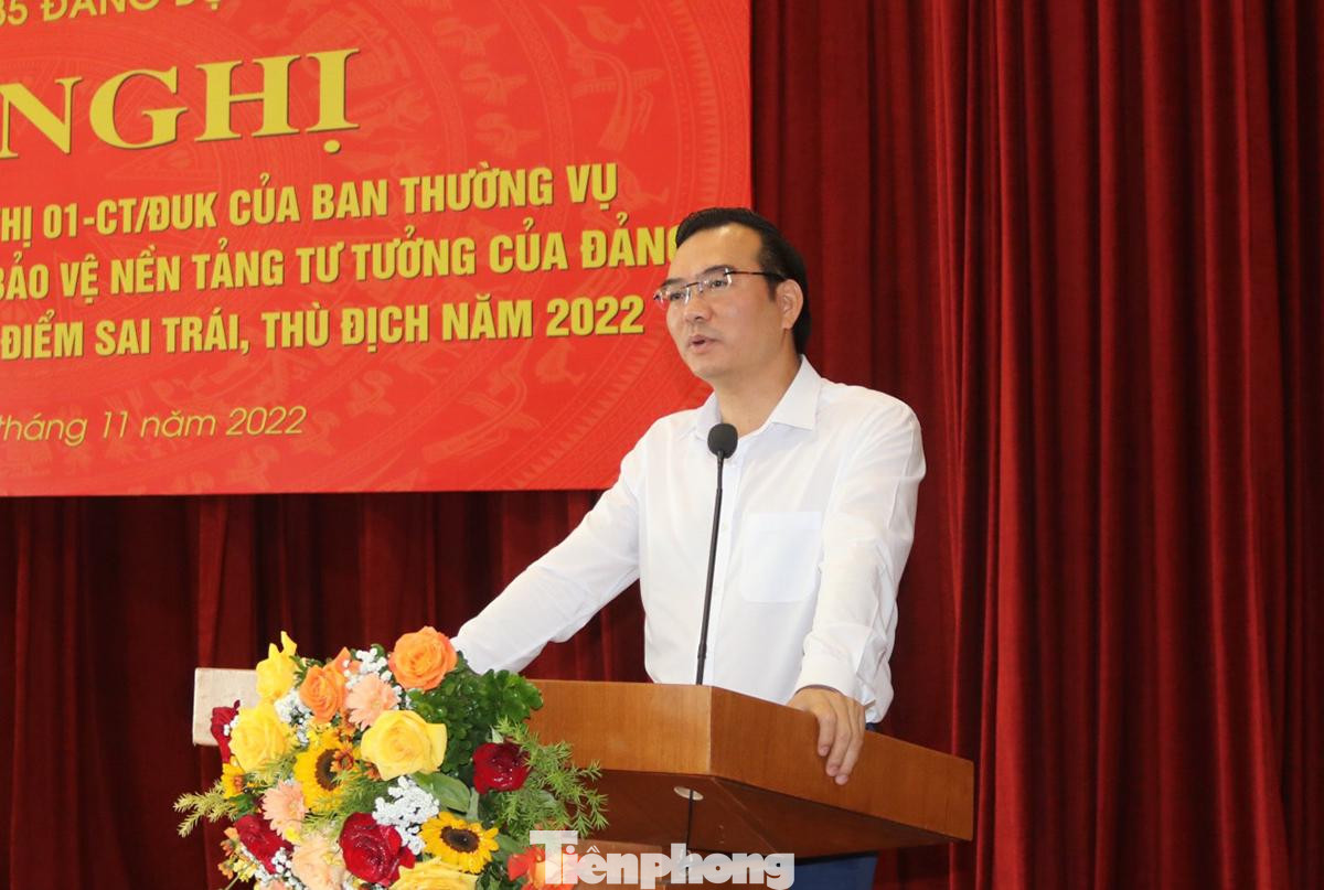 Ông Nguyễn Minh Chung, Trưởng Ban Tuyên giáo Đảng uỷ Khối các cơ quan T.Ư trình bày báo cáo tại hội nghị. Ảnh: PV Ông Nguyễn Minh Chung, Trưởng Ban Tuyên giáo Đảng uỷ Khối các cơ quan T.Ư trình bày báo cáo tại hội nghị. Ảnh: PV