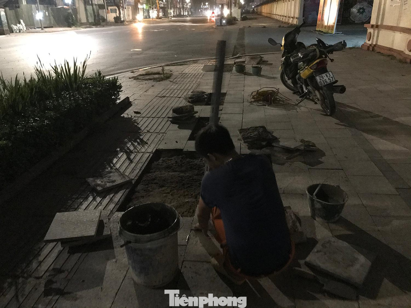 Công nhân thực hiện vá vỉa hè phố Lê Trọng Tấn trong đêm tối. Ảnh: Trường Phong
