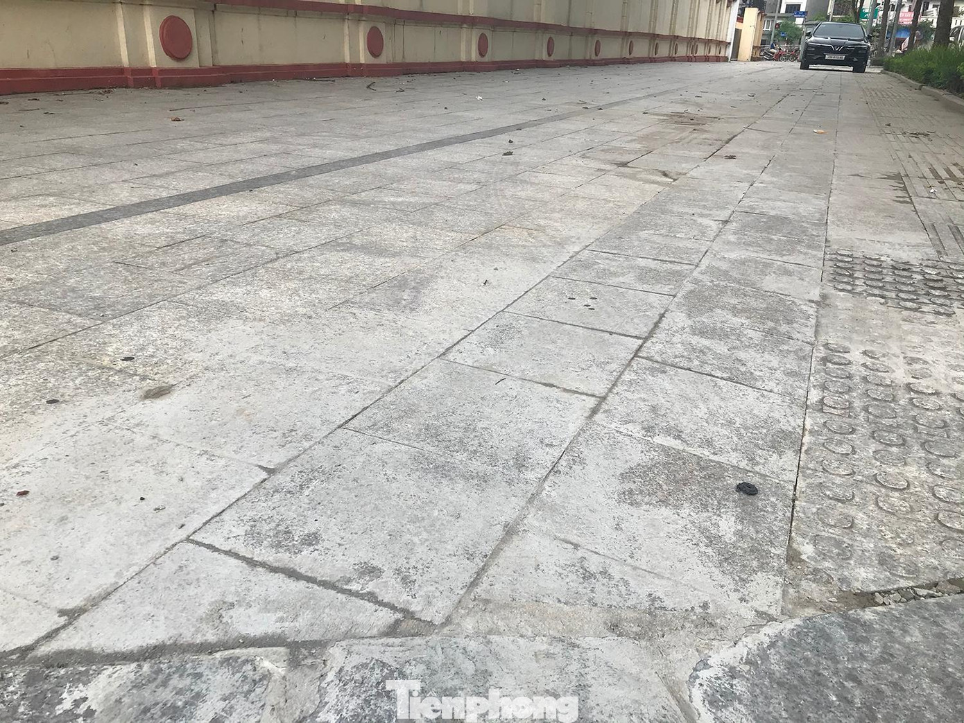 Theo ghi nhận, dường như một số đoạn vỉa hè sau khi bị lột lên để thi công đã được hoàn trả mặt bằng vì vết xử lý còn khá mới. Ảnh: Trường Phong