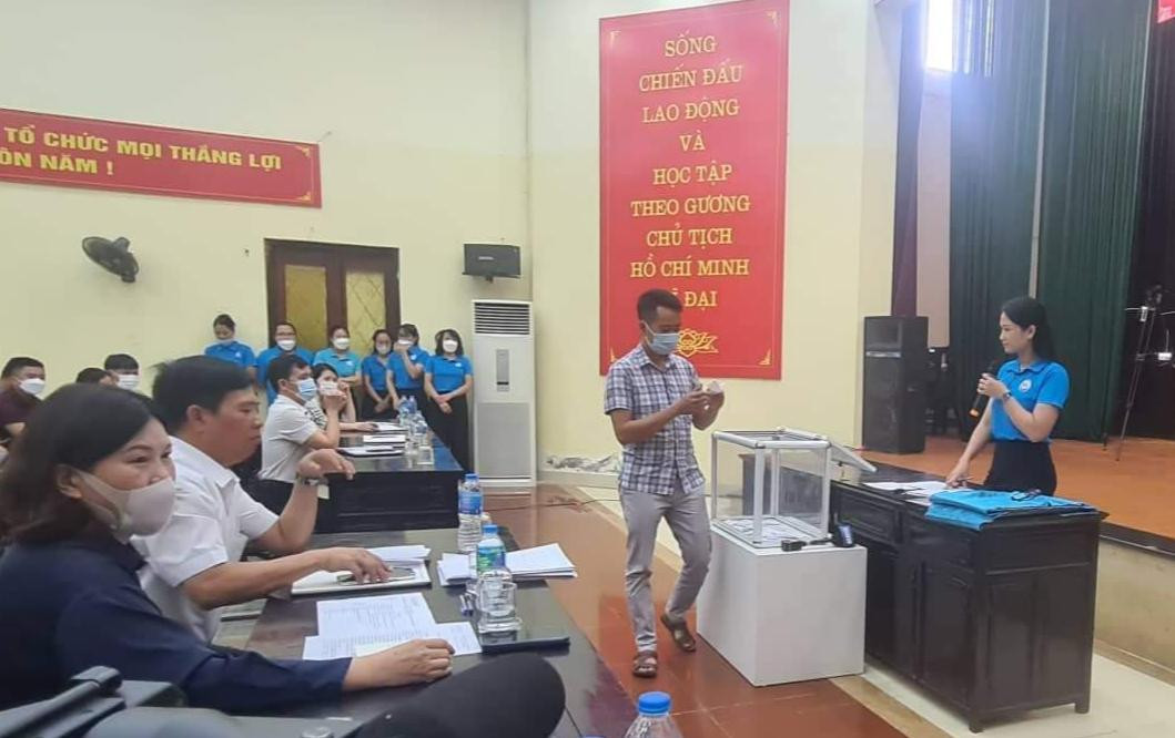 Quận Hoàng Mai (Hà Nội) hiện rơi vào tình trạng quá tải trường lớp và thiếu giáo viên do dân số tăng nhanh. Trong ảnh là cảnh bốc thăm suất vào học trường mầm non công lập trên địa bàn phường Hoàng Liệt. Ảnh: TTX Quận Hoàng Mai (Hà Nội) hiện rơi vào tình trạng quá tải trường lớp và thiếu giáo viên do dân số tăng nhanh. Trong ảnh là cảnh bốc thăm suất vào học trường mầm non công lập trên địa bàn phường Hoàng Liệt. Ảnh: TTX