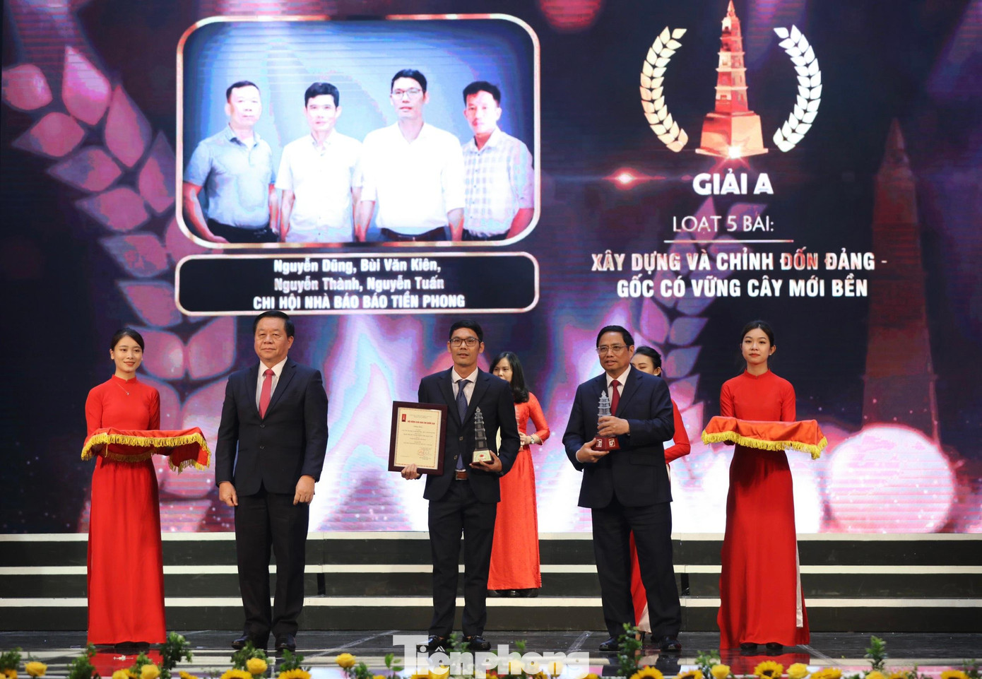 Thủ tướng Chính phủ Phạm Minh Chính và Trưởng Ban Tuyên giáo T.Ư Nguyễn Trọng Nghĩa trao Giải A cho đại diện nhóm tác giả báo Tiền Phong. (Ảnh: Như Ý) Thủ tướng Chính phủ Phạm Minh Chính và Trưởng Ban Tuyên giáo T.Ư Nguyễn Trọng Nghĩa trao Giải A cho đại diện nhóm tác giả báo Tiền Phong. (Ảnh: Như Ý)