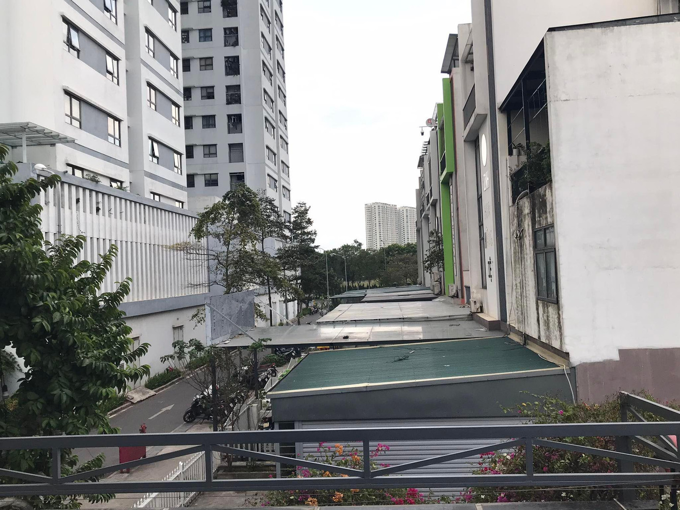 Một khu vực có nhiều diện tích cơi nới sai phép ở Khu đô thị G Garden. Ảnh: PV