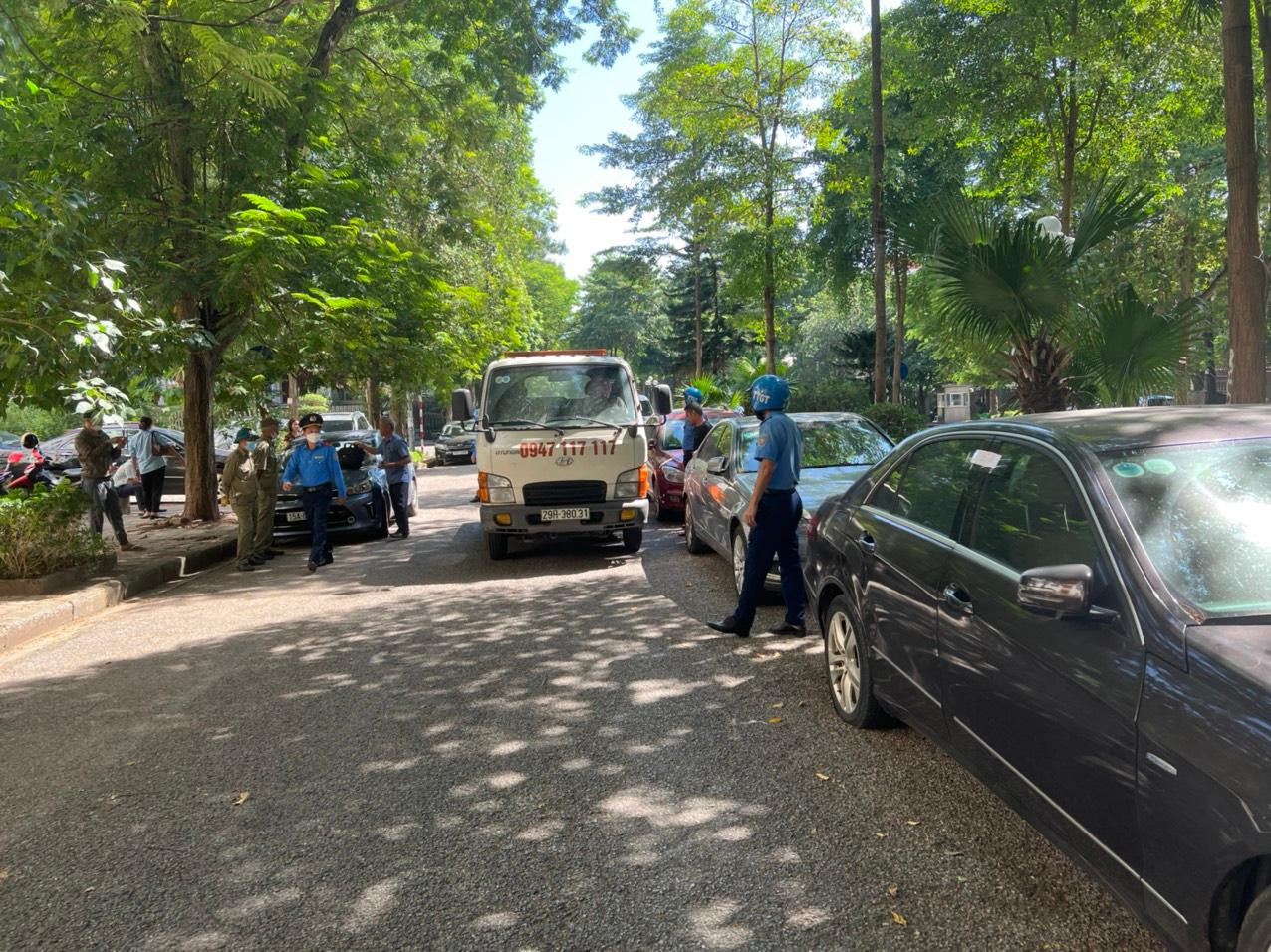 Lực lượng chức năng phường Hoàng Liệt ra quân xử lý các trường hợp vi phạm dừng đỗ xe dưới lòng đường, vỉa hè. Ảnh: PV