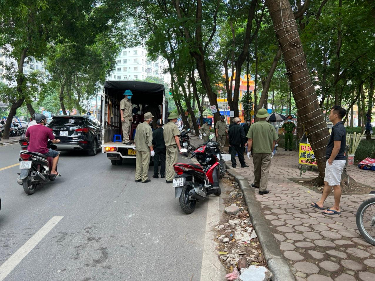 Các trường hợp vi phạm trật tự đô thị, lòng đường, vỉa hè trên địa bàn phường Hoàng Liệt bị xử lý sáng nay, 14/10, hai ngày sau phản ánh của Bí thư Thành uỷ Hà Nội Đinh Tiến Dũng. Ảnh: PV